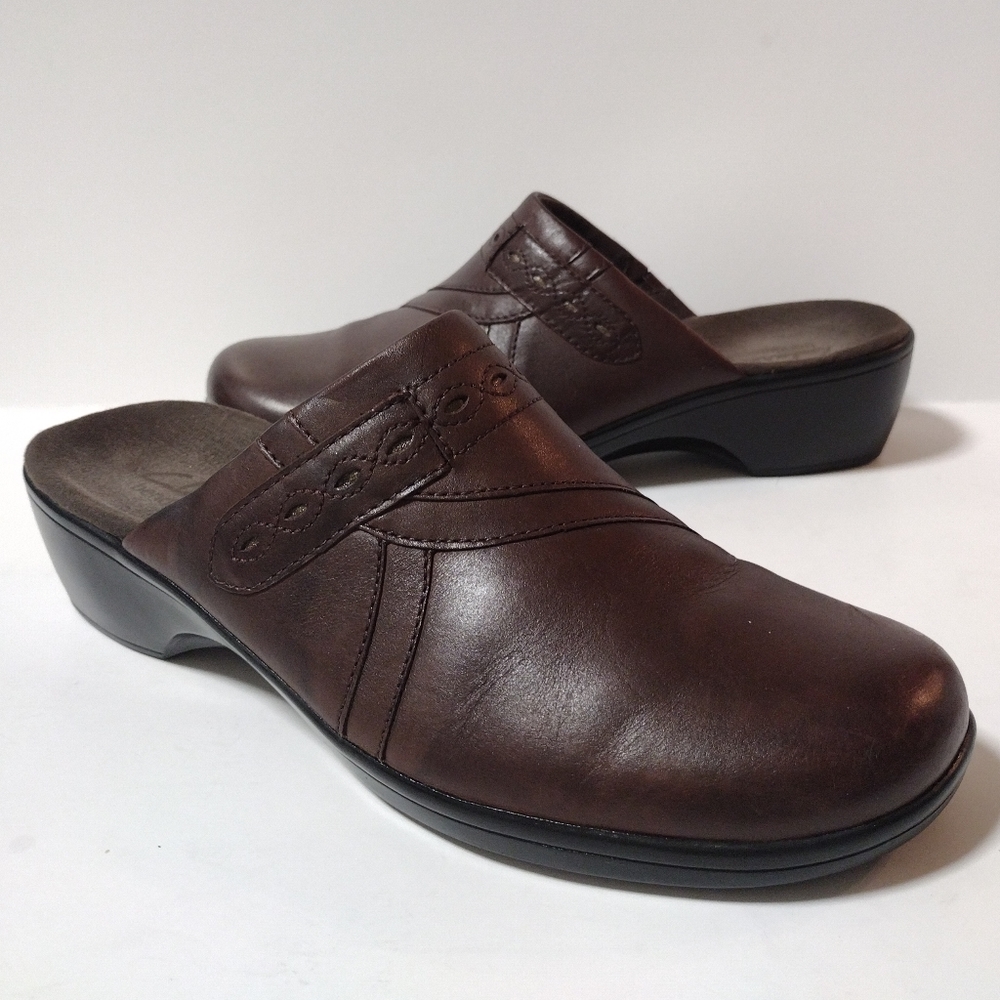 Clarks Women's Slip-On leather Mules Round Toe Open Back clogs Brown Size 8
